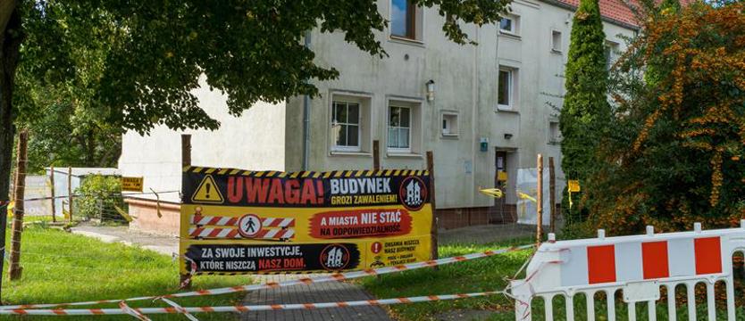 Co dalej z pękającą kamienicą? Ewakuacja mieszkańców sprawy Hożej nie kończy