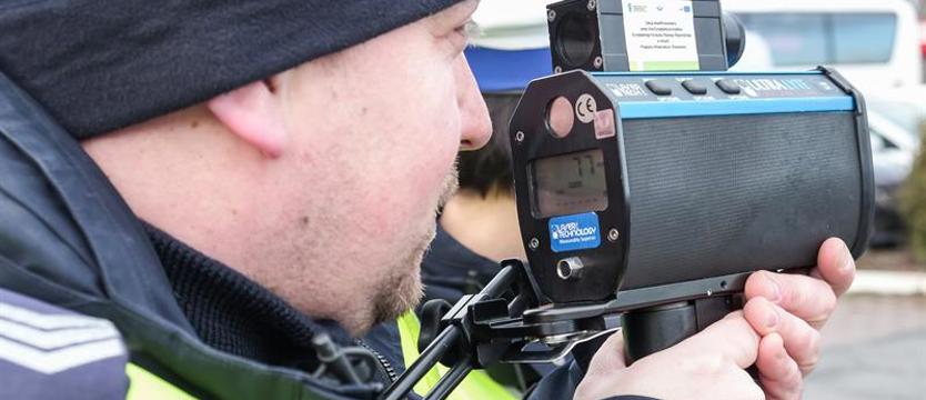 118 km/h przez miejscowość. Brawura za kierownicą