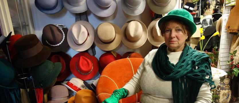 Ostatnia modystka w Szczecinie. Voilà – kapelusz gotowy!