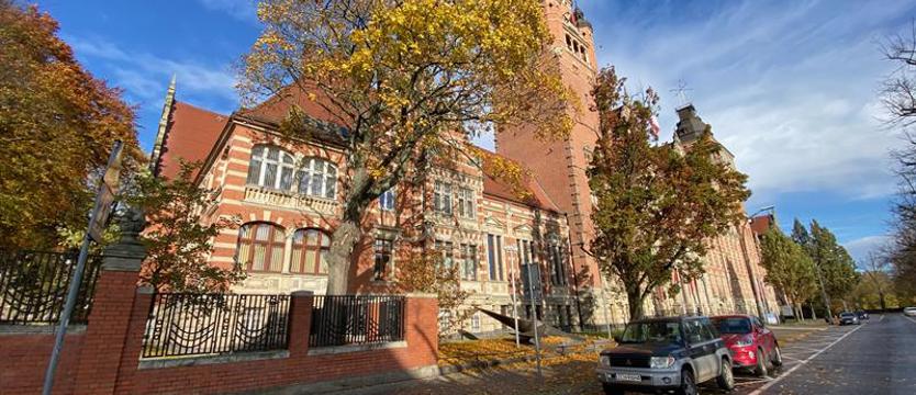 Skrócenie czasu pracy urzędników? Nic z tego. Petenci i podatnicy by tego nie zdzierżyli...