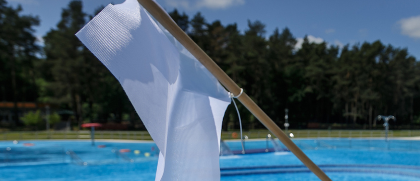 Biała flaga na Kąpielisku Dąbie