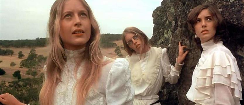 Co się wydarzyło pod wiszącą skałą