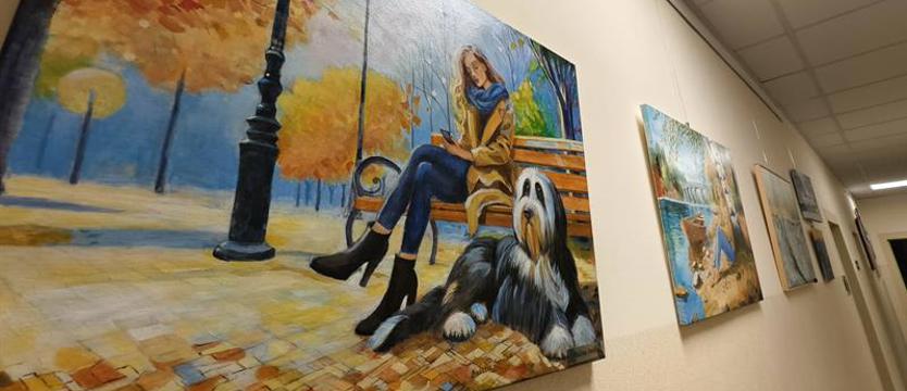 Emerytura stała się początkiem. Wystawa Bożeny Smółki w Urzędzie Gminy Stargard