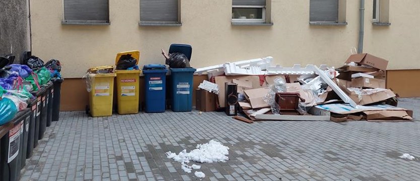 Mieszkania czyste, na podwórkach sterty śmieci. Widok na święta