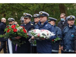 W 29. rocznicę morskiej tragedii wieńce pod Pomnikiem Ofiar Promu Jan Heweliusz