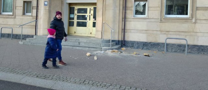 Uwaga spadające cegły! Niebezpiecznie przy sądzie w centrum Szczecina