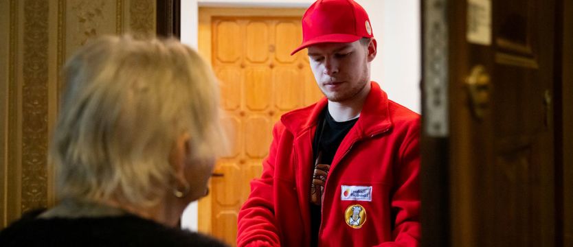 Fundacja Biedronki: nie czekają na obiad. Czekają na kogoś w drzwiach. Nowe badanie pokazuje, czego naprawdę potrzebują samotni seniorzy
