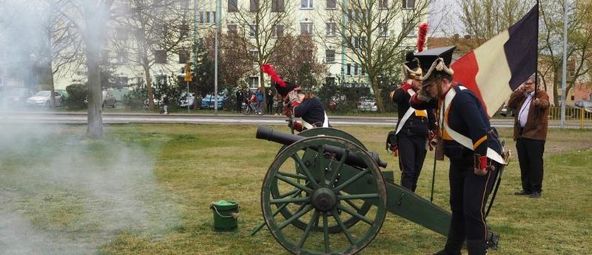 Strzały na cześć Napoleona. Policcy rekonstruktorzy w rocznicę śmierci cesarza