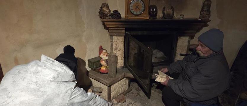 Wsparli samotnego człowieka. Zamarzał w swoim mieszkaniu