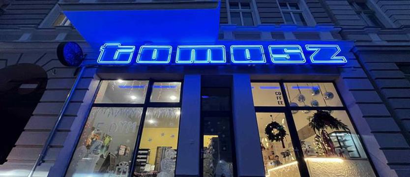 Zabytkowy neon znowu świeci przy Rayskiego