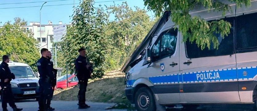 Policyjny radiowóz uderzył w drzewo przy ul. Mieszka I
