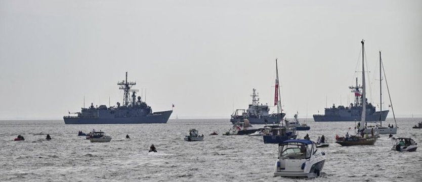 Wojskowa defilada po raz pierwszy na lądzie, morzu i w powietrzu