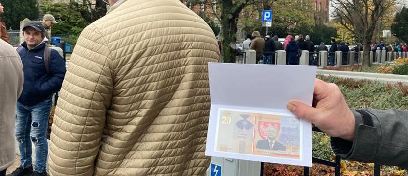 Kolejka po kolekcjonerskie banknoty z Lechem Kaczyńskim przed oddziałem NBP w Szczecinie
