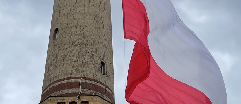 Największa flaga już na świnoujskiej latarni!