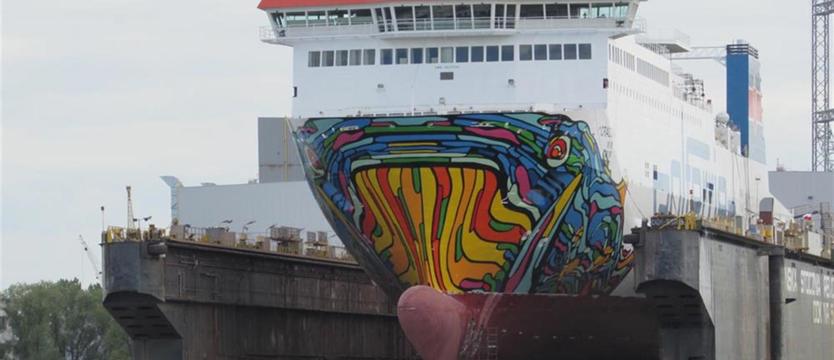 Kolorowy wieloryb na dziobie Cracovii