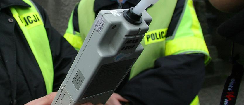 Pijany jechał całą szerokością drogi
