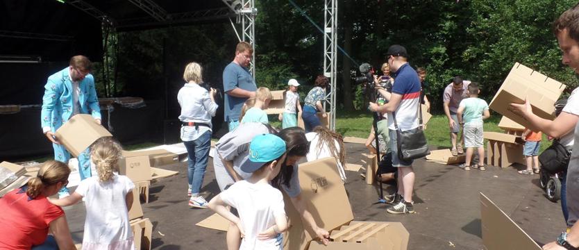 Na Różance robili fotele z... kartonu