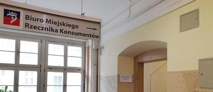 Kupili kanapę, spali na podłodze. Uszkodzony mebel i stracone nerwy