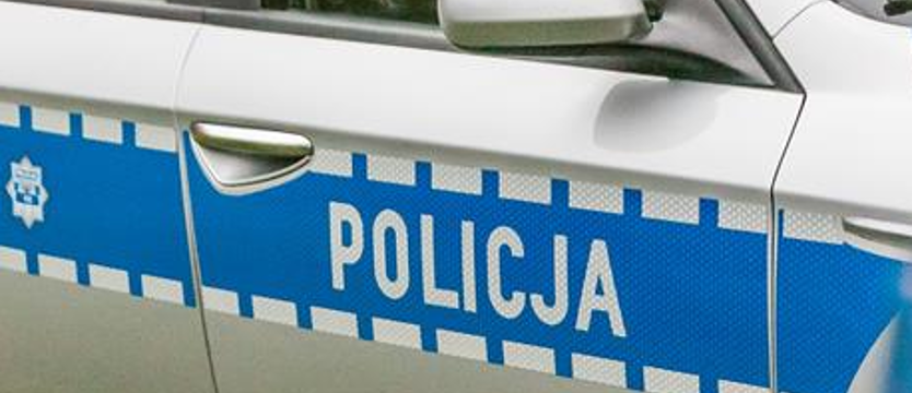 Zwrócił uwagę nastolatkom. Pobili policjanta i zniszczyli mu drzwi