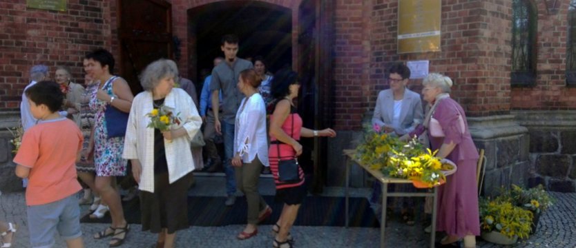 Polne kwiaty w kościołach