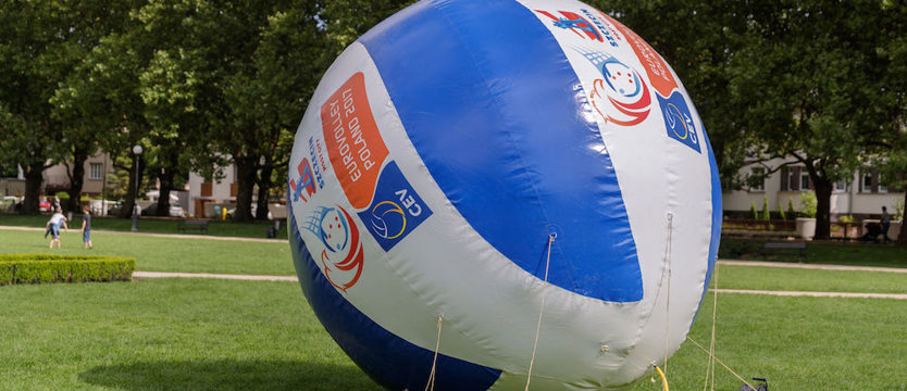 Przeprowadzka wielkiej piłki. Ludzie zaczęli nią grać