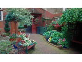 Fantastyczny ogród za bramą