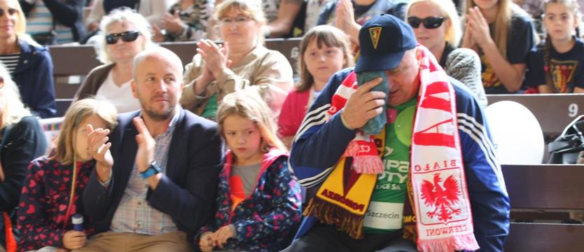 Pomagali bramkarzowi i dzieciom