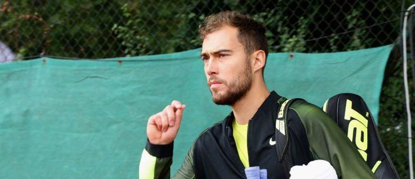 Tenis. Niegrzeczny chłopiec wchodzi do gry