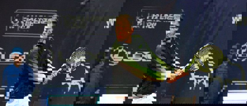 Tenis. Było zimno, wiało, ale Janowicz wygrał