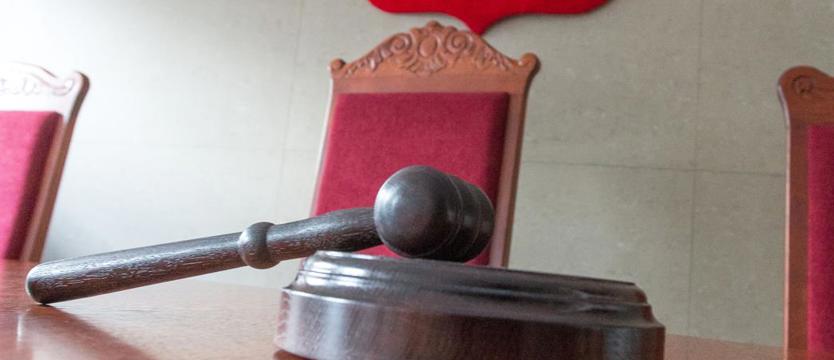 Po raz czwarty D. zakpił z Temidy