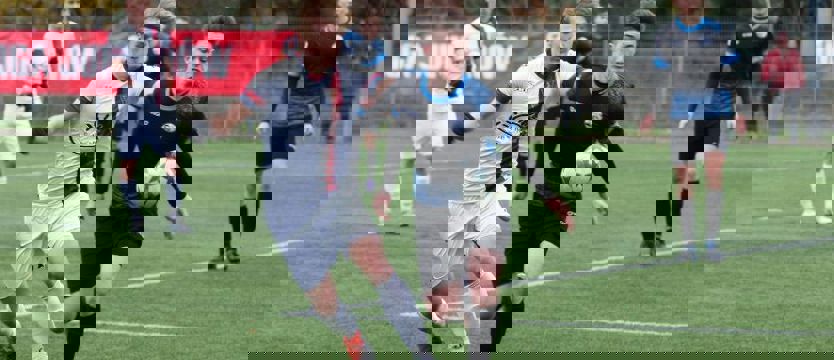 Piłka nożna. Blisko sensacji w derbach juniorów