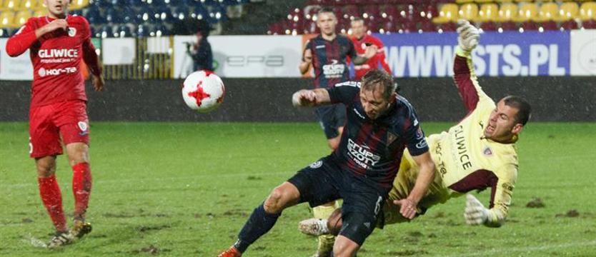 Piłka nożna. Murawa uratowana