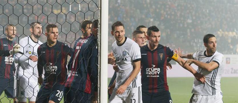 Piłka nożna. Pogoń na czterech szczeblach