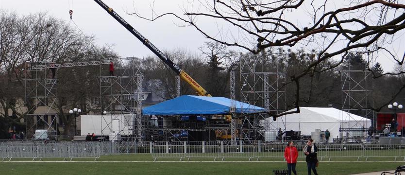 Sylwestrowa scena w budowie