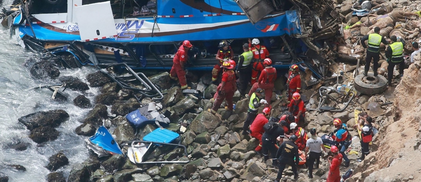Autobus runął z klifu. Jest ponad 50 ofiar
