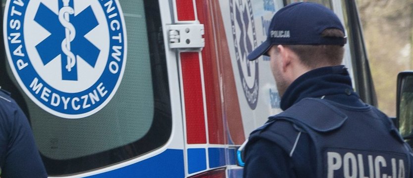 Przytrzasnął drzwiami starszą kobietę – szukają świadków