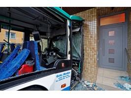Szkolny autobus uderzył w ścianę domu, wiele dzieci rannych