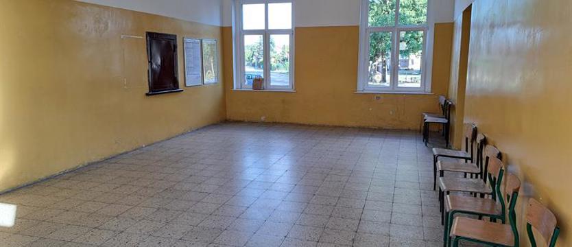 Poczekalnia jak w PRL-u. Dzięki gminie w ogóle jest...