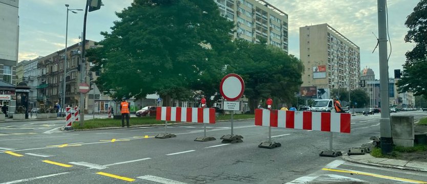 Plac Zgody od środka już z blokadami