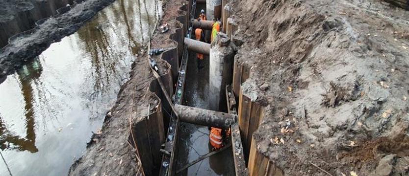 Budują nowy most nad rzeką Chełszczącą