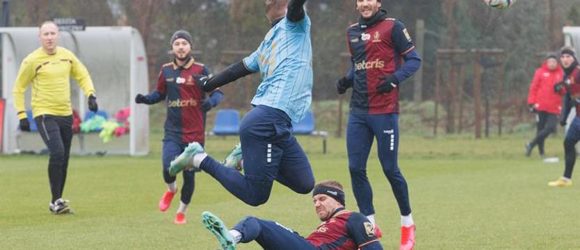 Piłka nożna. Pogoń na remis przed odlotem do Turcji