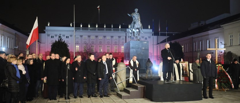 Cokół symbolizujący pomnik L. Kaczyńskiego stanie 10 kwietnia