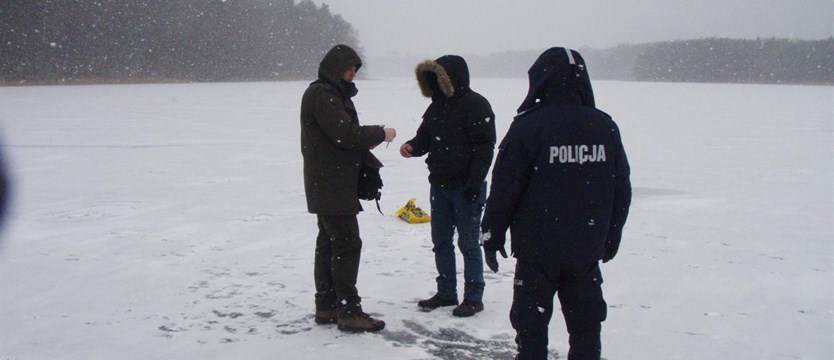 Z wędką na lód. Policja apeluje o ostrożność