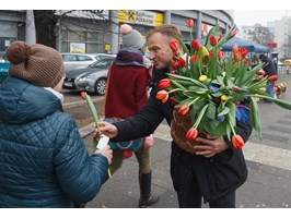 Politycy rozdali kwiaty