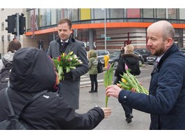 Politycy rozdali kwiaty