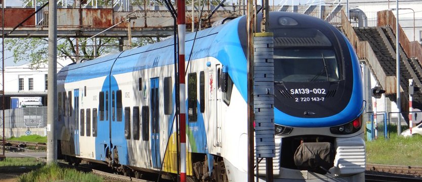 Koleją pilotażowo i na „sieciówce”