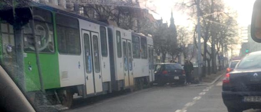Zderzenie tramwaju i samochodu na Bolesława Krzywoustego