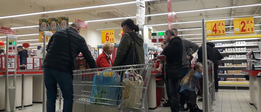 W Wielką Sobotę zakupy krócej