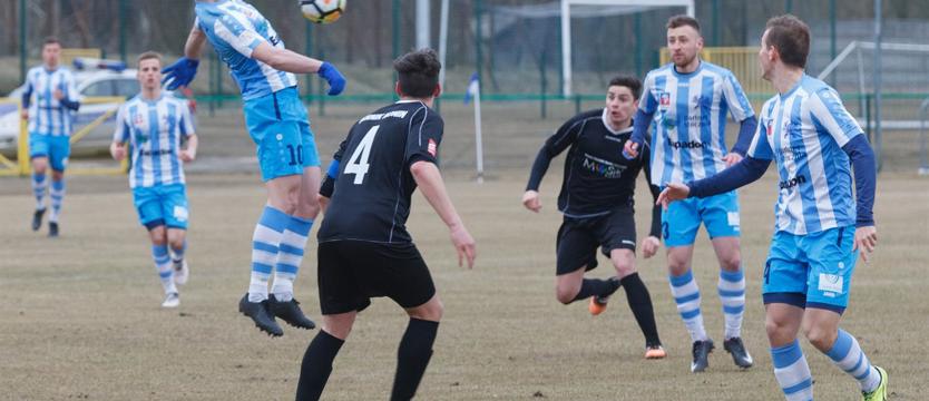 Piłka nożna. Świt wygrał i utrzymał prowadzenie