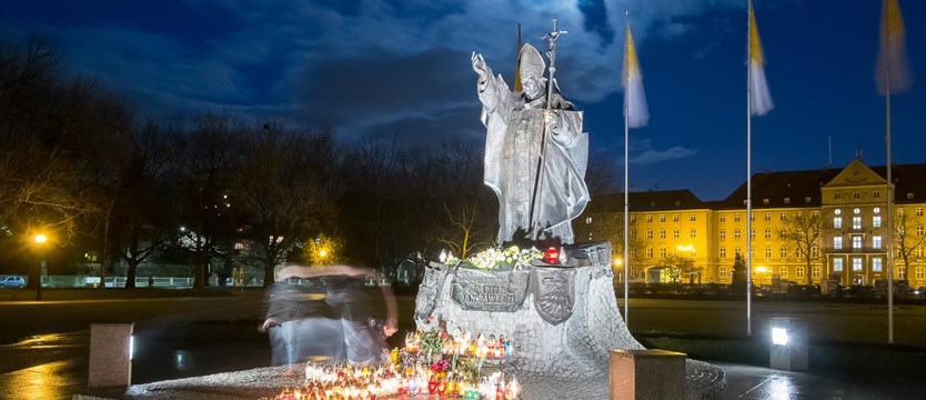 Czuwanie przy pomniku Jana Pawła II